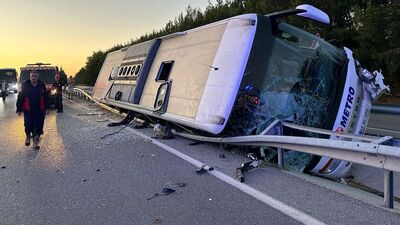 Yolcu otobüsü devrildi! Yaralılar var!