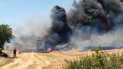 TIR'da çıkan yangın anızlık alana sıçradı