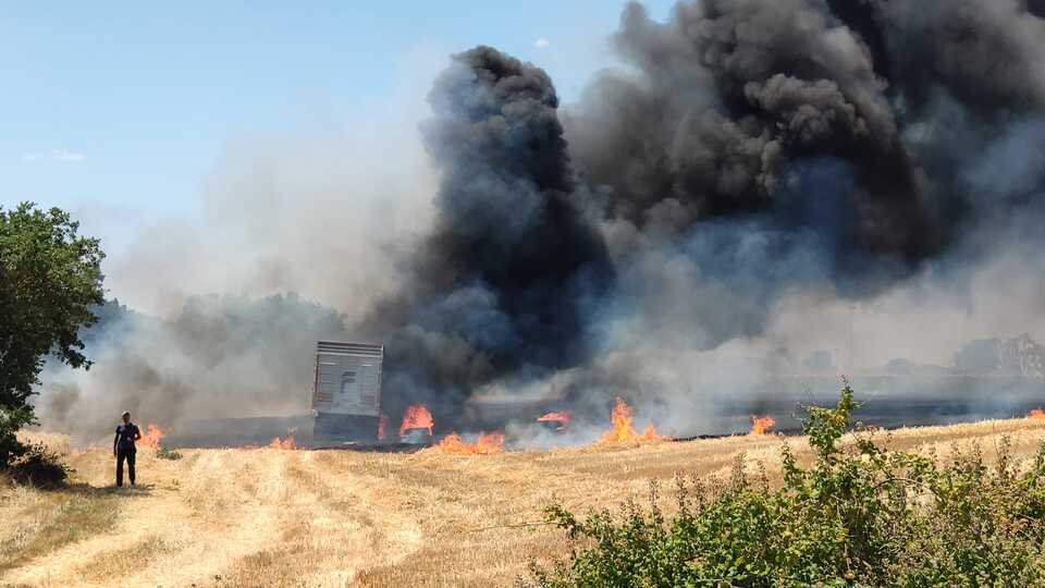 TIR'da çıkan yangın anızlık alana sıçradı