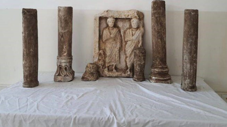 Evinden Roma dönemine ait heykel ve sütunlar çıktı