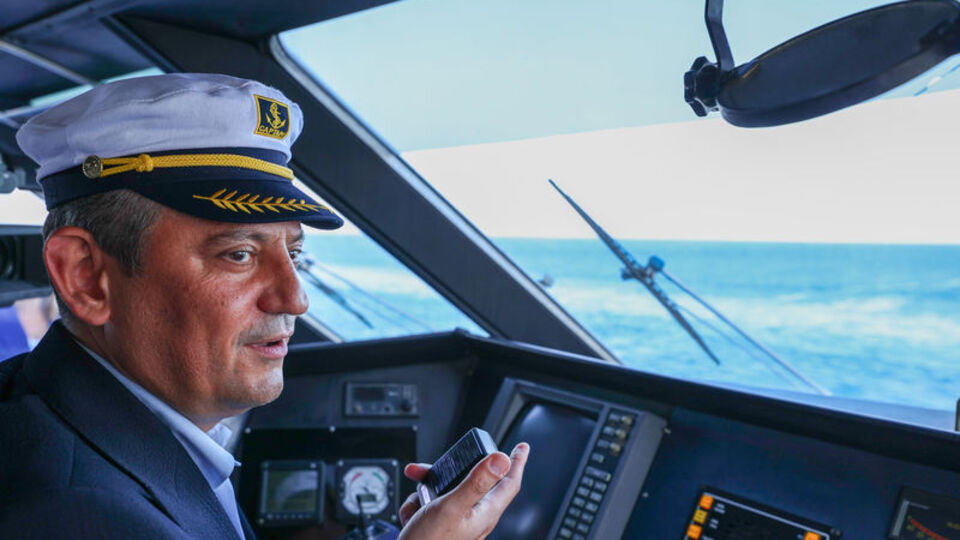 Özgür Özel, deniz otobüsünü kullandı