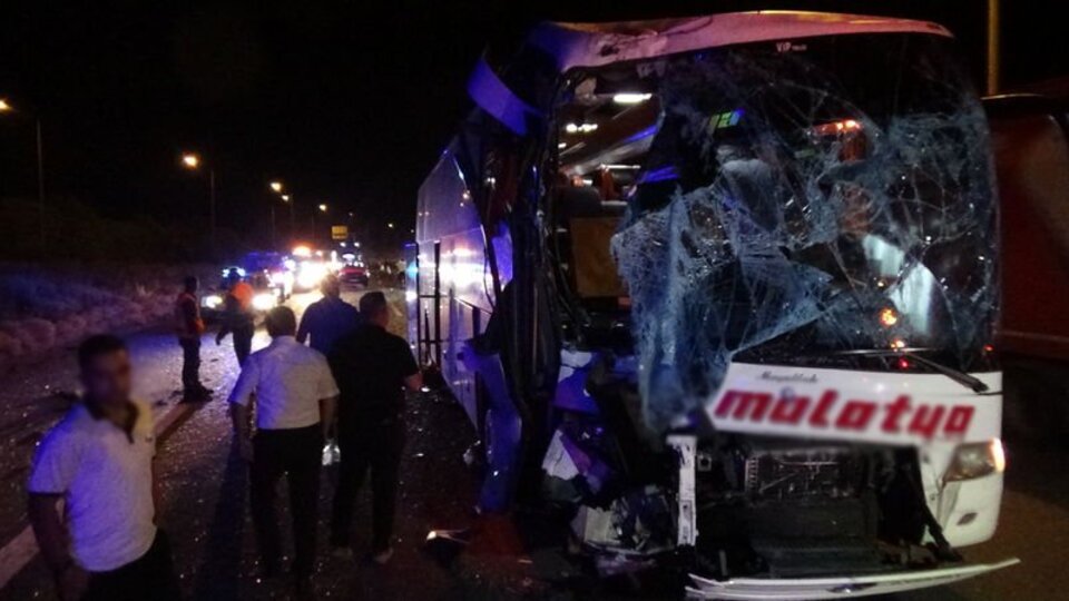 Otoyolda iki yolcu otobüsü çarpıştı: 15 yaralı