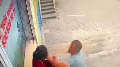 Sokakta eşini döverken vatandaş geldi! Feci darp!