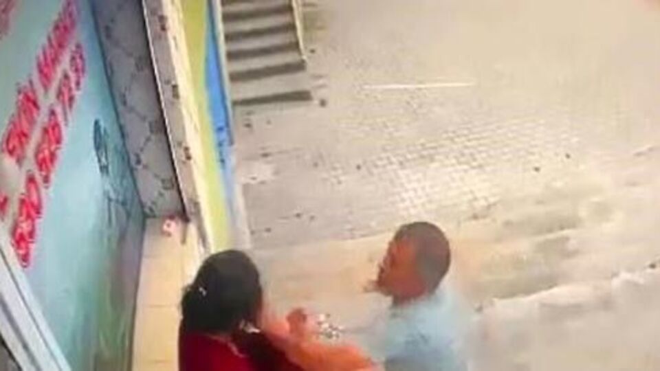 Sokakta eşini döverken vatandaş geldi! Feci darp!