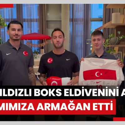 Türkiye’ye galibiyet dileyen Mike Tyson, imzaladığı Ay-yıldızlı boks eldivenini A Milli Takımımıza armağan etti