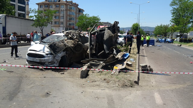 D-100'de feci kaza: 2 ölü, 3 yaralı