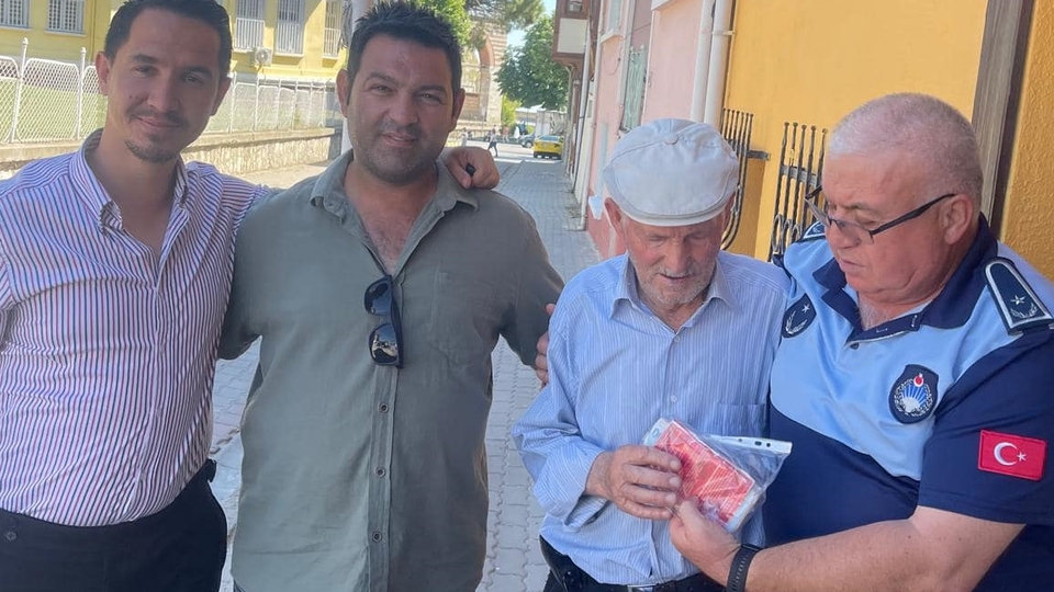 Tuvalette bulduğu parayı sahibine teslim etti