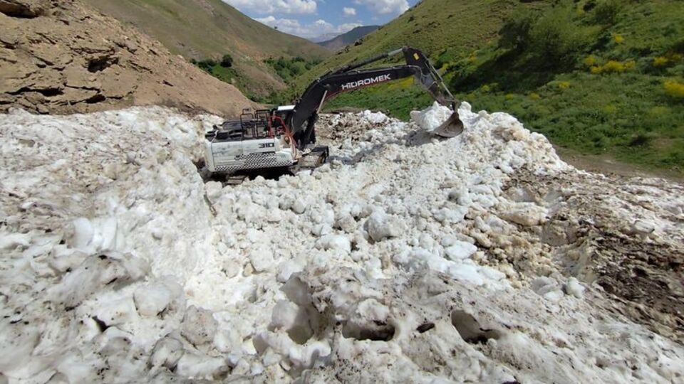 Yayla yolunda karla mücadele
