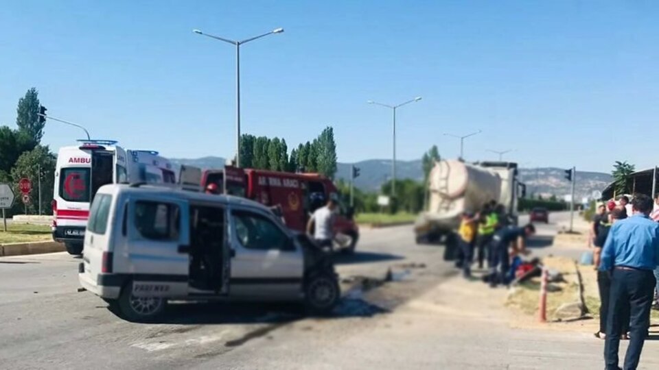 Otomobil tankere çarptı: 2 ölü, 1 yaralı