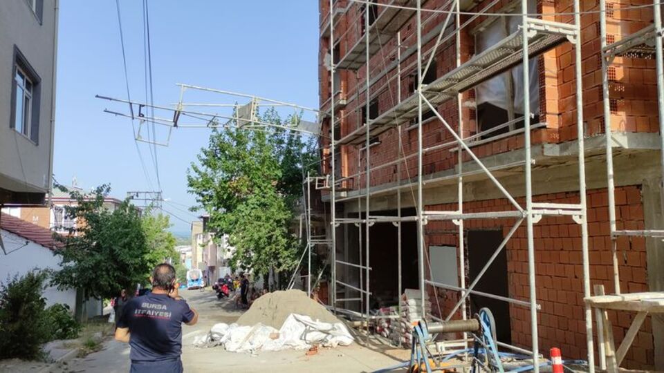 İnşaat iskelesi devrildi! Sıva ustası son anda kurtuldu