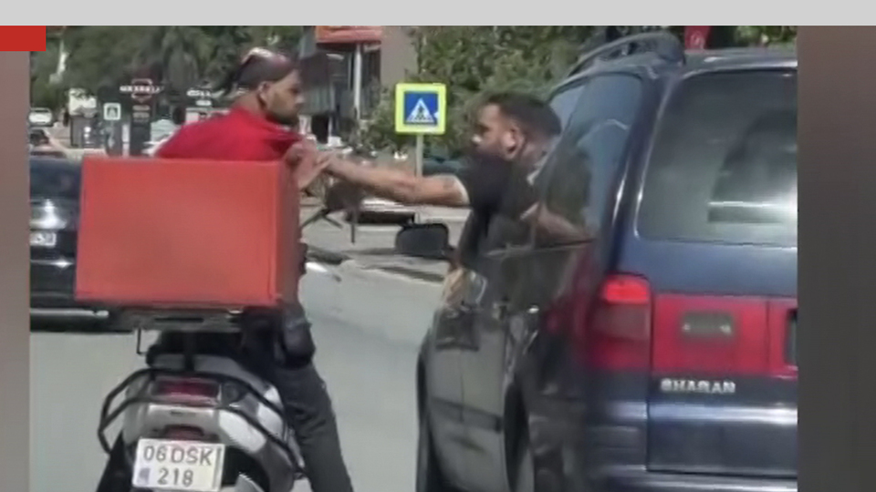 Araçlarından çıkmadan kavga ettiler