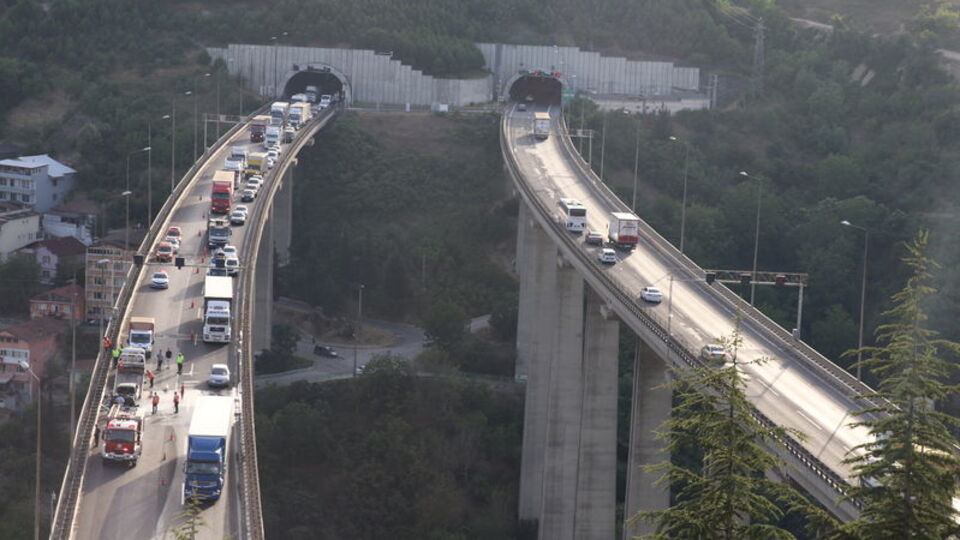Otomobilde çıkan yangın ulaşımı aksattı