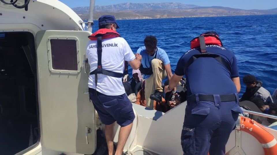 İzmir açıklarında 39 düzensiz göçmen kurtarıldı