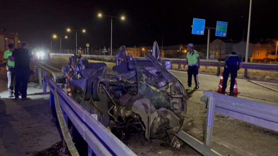 Hafif ticari araç bariyere çarptı: 1 ölü, 1 yaralı