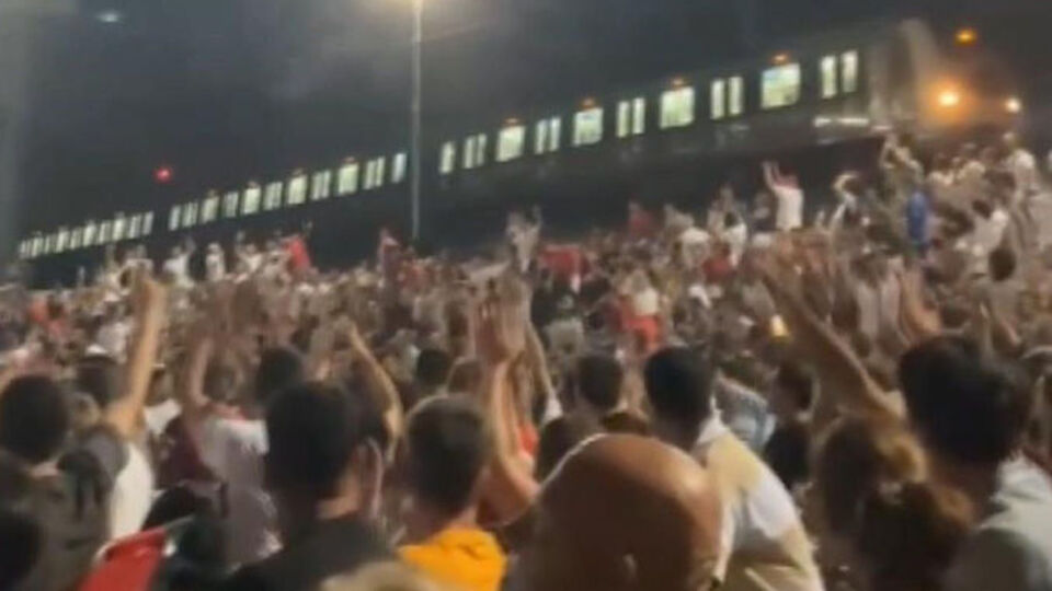 Marmaray milli maçı izlemek için durdu, o anlar kamerada