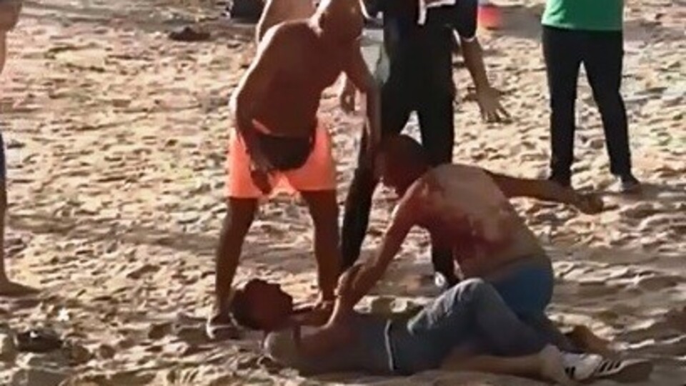 Plajda bıçaklı laf atma kavgası