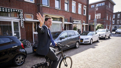 Başbakanlığı devretti, bisikletiyle ayrıldı