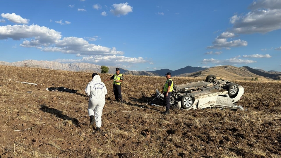 Otomobil tarlaya uçtu: 1 ölü, 4 yaralı