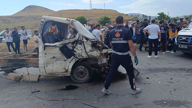 Van'da iki araç çarpıştı: 6 yaralı