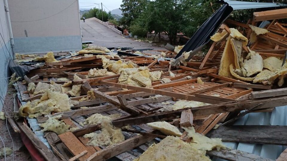 Fırtına okulun çatısını uçurdu