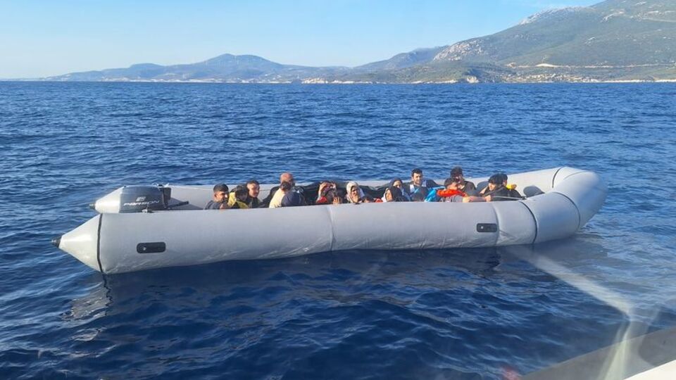 İzmir açıklarında 80 düzensiz göçmen yakalandı
