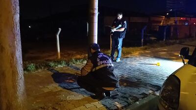 Caddede yürüyen kadını boğazından bıçakladı!