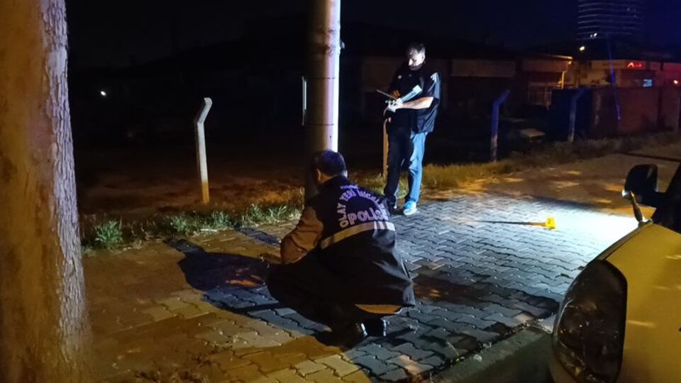 Caddede yürüyen kadını boğazından bıçakladı!