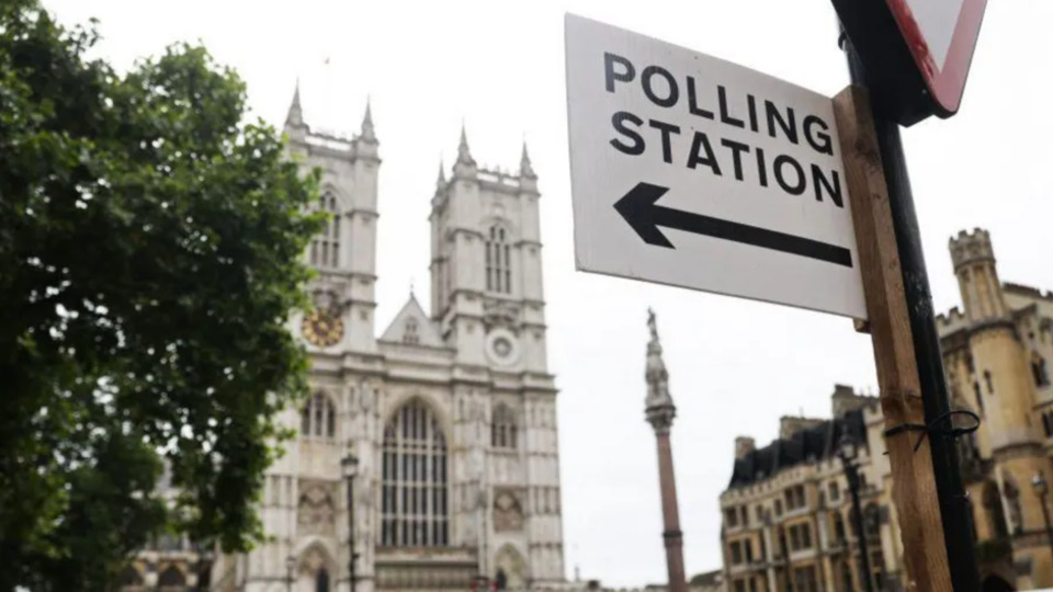 İngiltere'de milyonlarca seçmen sandık başına gidiyor