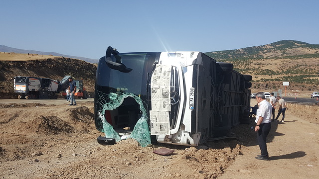 Yolcu otobüsü devrildi: 14 yaralı