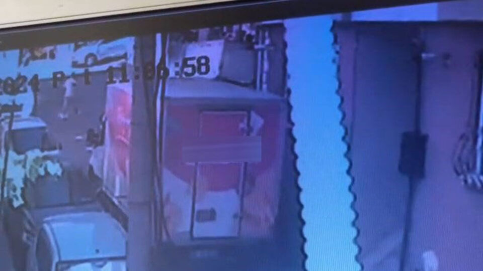 Ters yola giren kamyon balkonu yıktı!