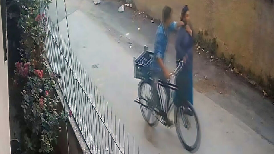 Altın kolyeyi gözüne kestirdi! 'Cesur yürek'in elinde çubuk vardı!