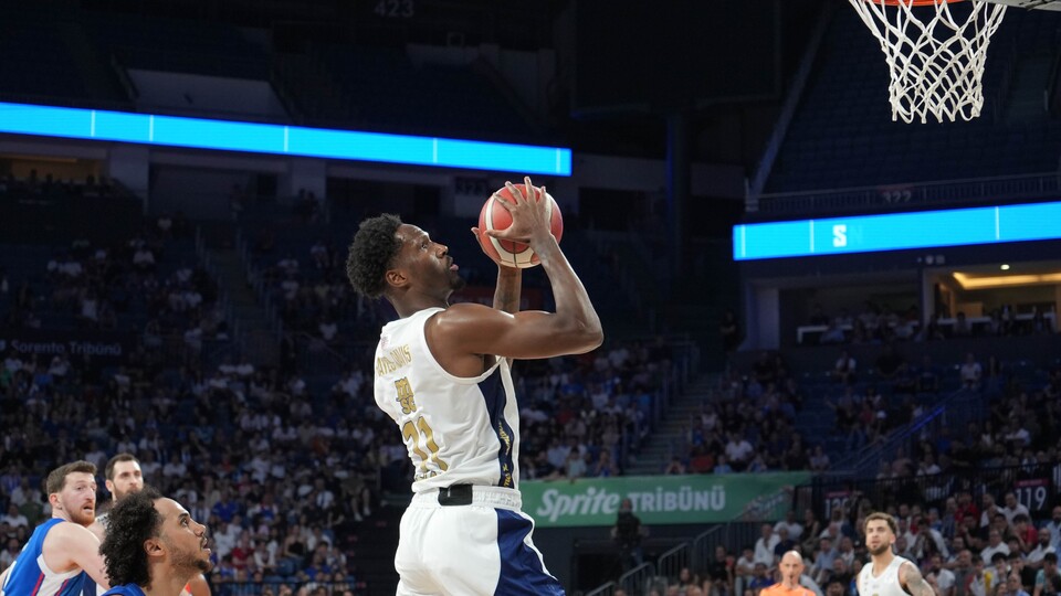 F.Bahçe Beko, Hayes-Davis ile uzattı!