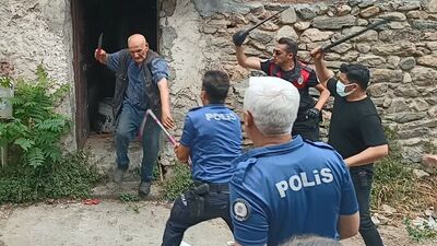 Polisi bıçakladı! Çöp ev dehşeti!