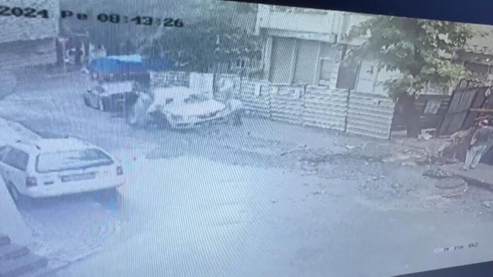 İstanbul'da yol çöktü, araçlar içine düştü!