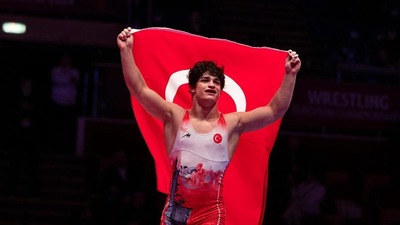 Şampiyon güreşçiden bozkurt selamı