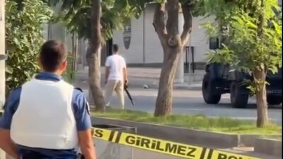 Polis merkezi önünde hareketli dakikalar