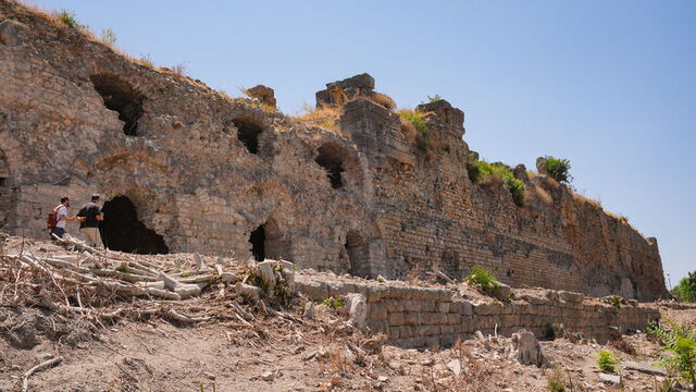 Efes'in üç büyük kapısından biri ortaya çıkarılıyor