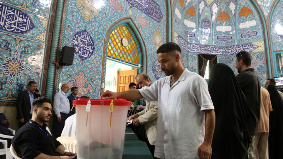 İran'da seçim sürüyor