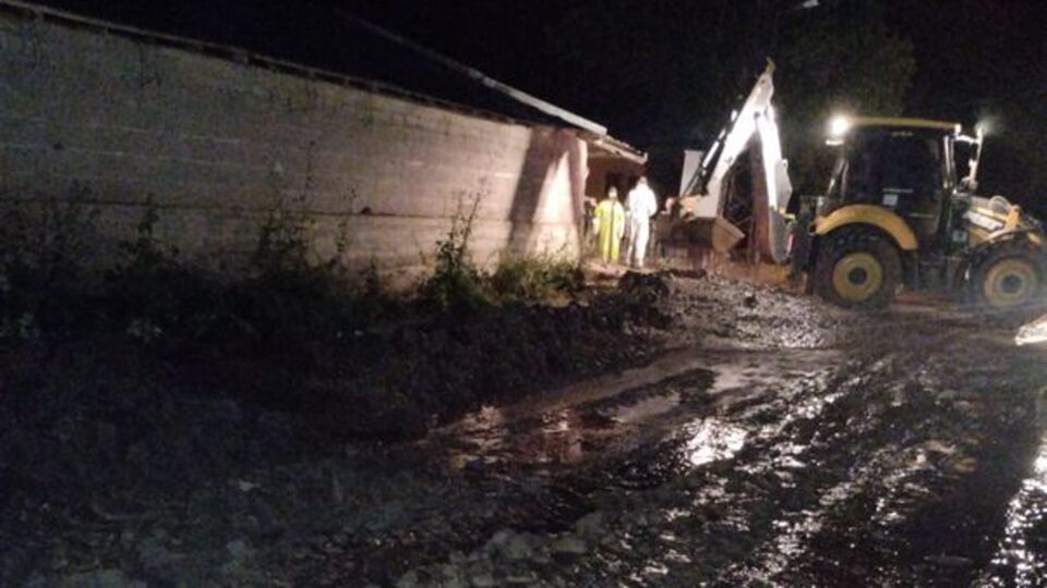 Sağanak nedeniyle yollar kapandı