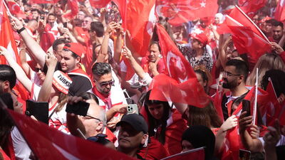 Berlin sokakları kırmızı beyaz!