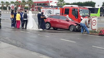 Gelin ve damat kaza yaptı
