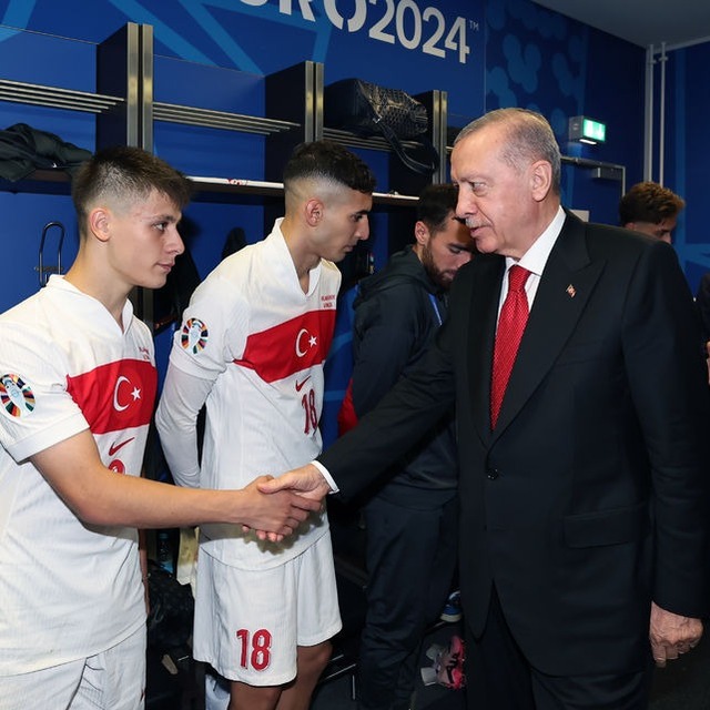 Erdoğan futbolcuları tebrik etti