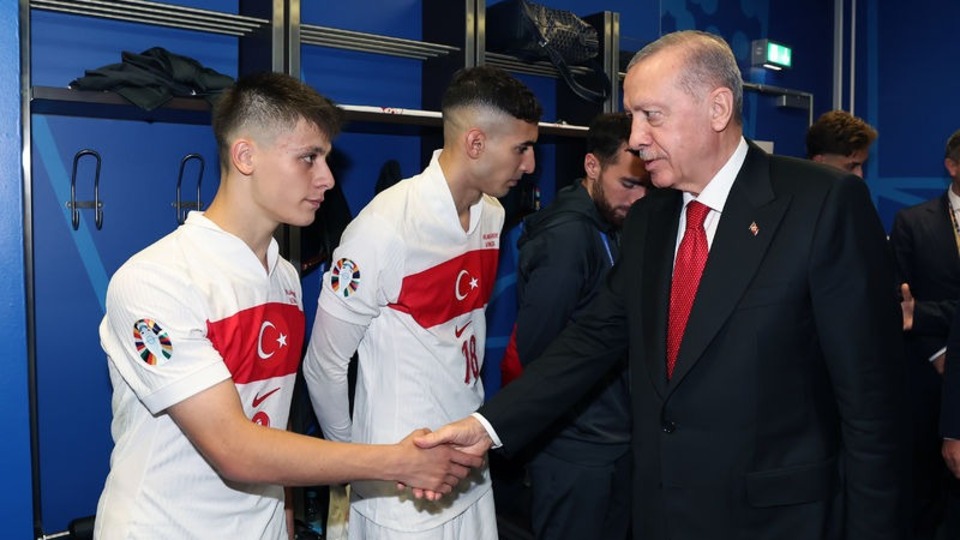 Erdoğan futbolcuları tebrik etti