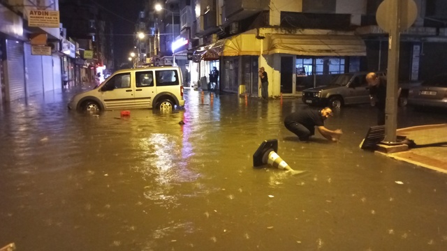 Sağanağın vurduğu kentte 'denize girmeyin' uyarısı