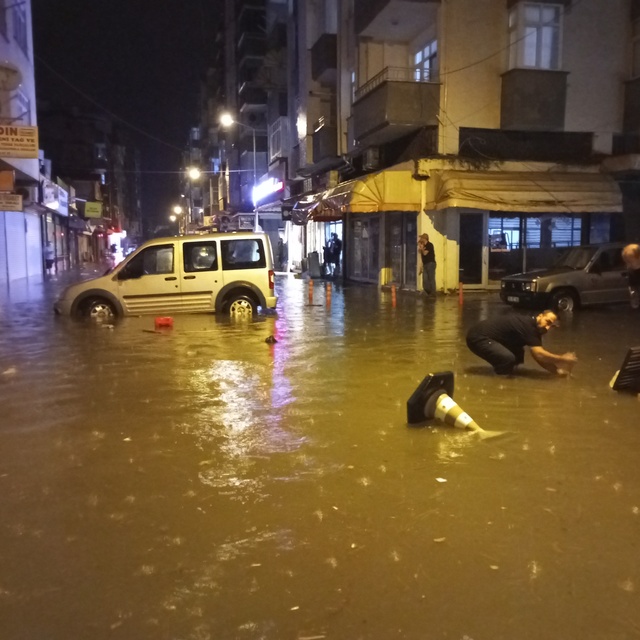 Sağanağın vurduğu kentte 'denize girmeyin' uyarısı