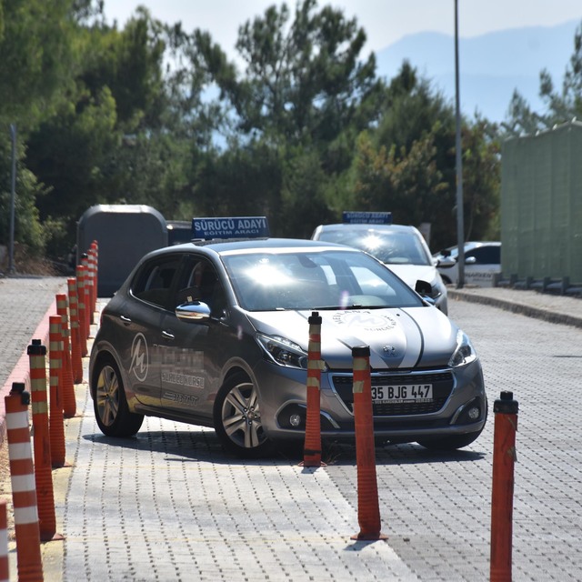 Direksiyon sınavında değişiklik gündemde: 2 denemede park edemeyen başarısız sayılacak