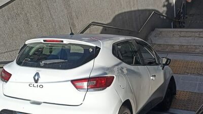 Kontrolden çıktı, metro girişine düştü!