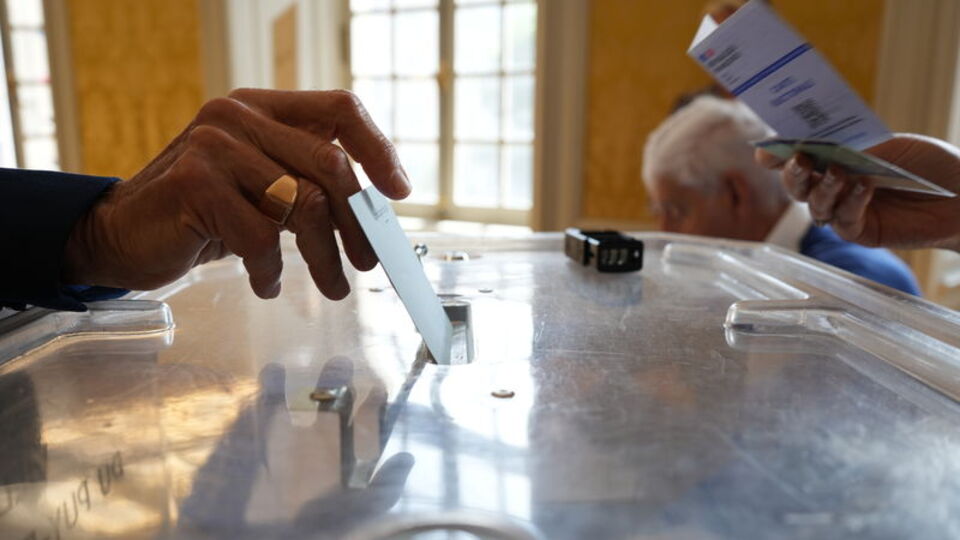 Fransa'da sol ittifak sandıktan birinci çıktı