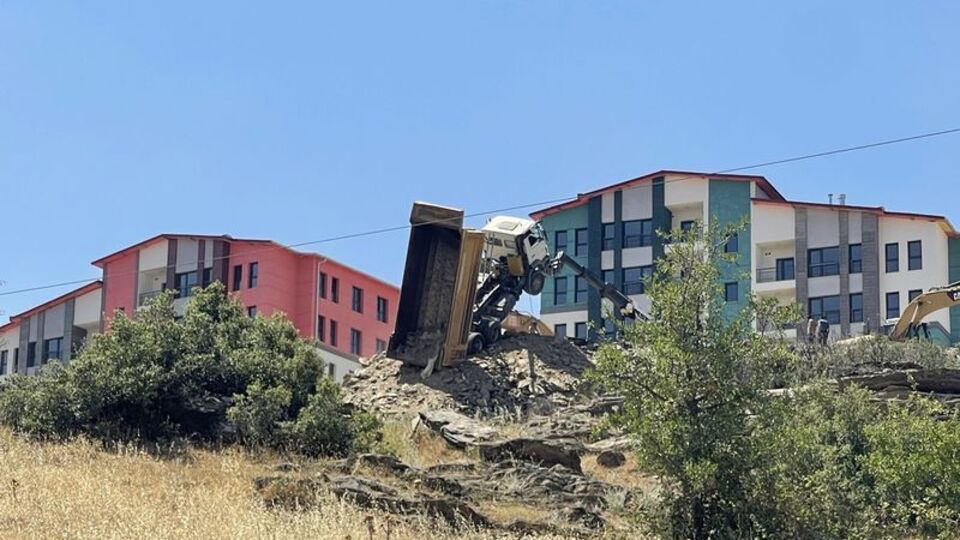 Hafriyat kamyonu havada asılı kaldı