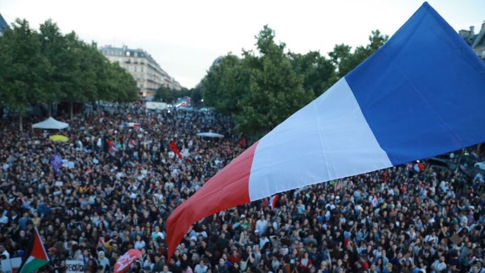 Fransa'da sürpriz seçim: Şimdi ne olacak?